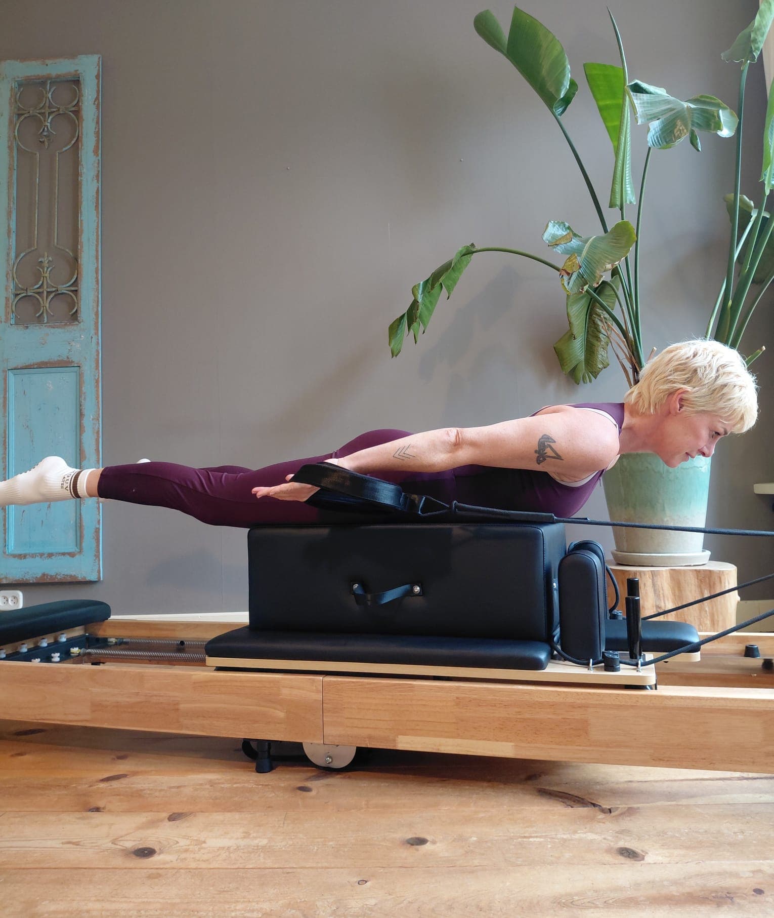 Rugoefening liggend op de box van de reformer